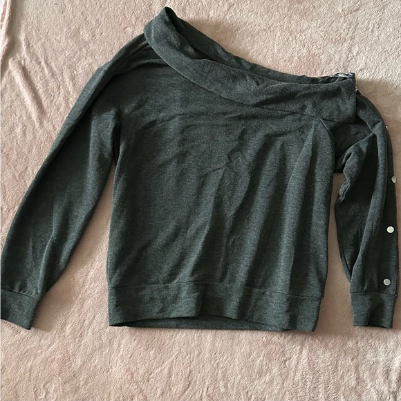 Jennifer Lopez Off the Shoulder Gray Sweater - Picture 1 of 5